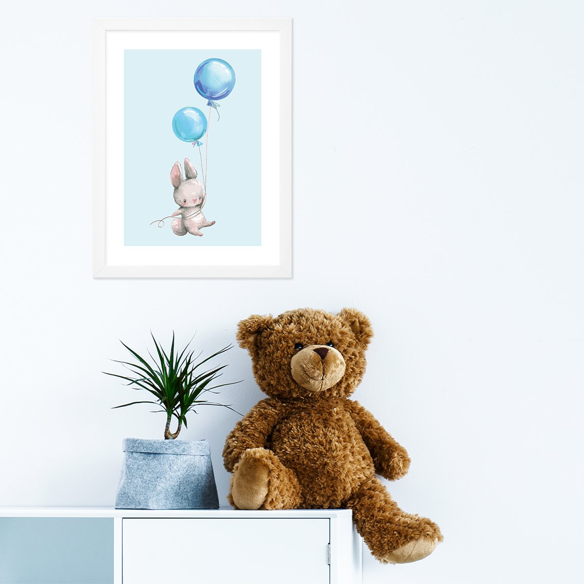 Plakaty z królikiem i niebieskimi balonami w białej ramce na ścianie w pokoju dziecięcym#kolor_niebieski