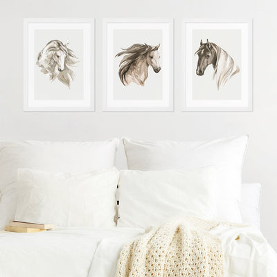 Plakaty do sypialni konie w białej ramie