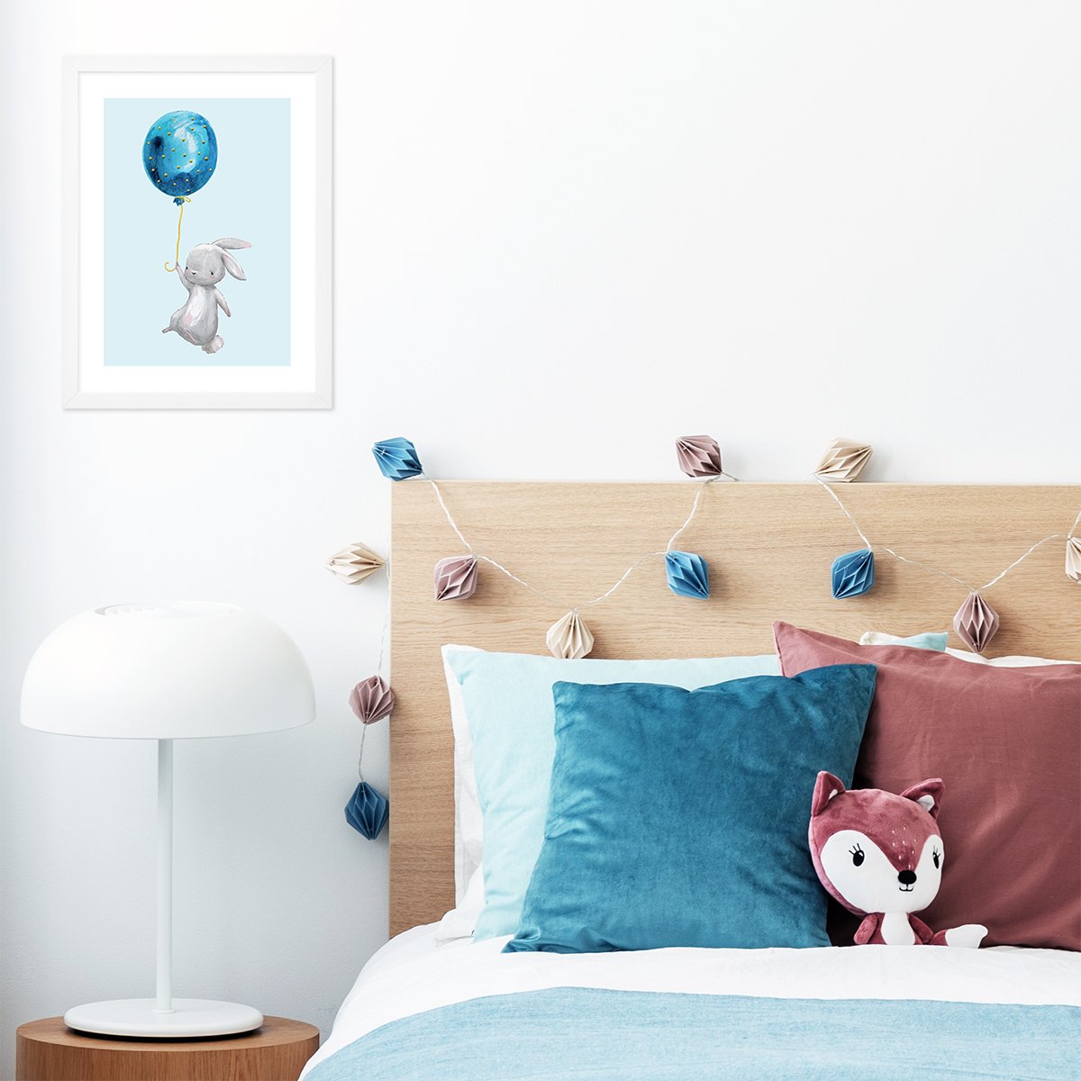 Plakaty z królikami i balonami w białych ramkach dla małych dzieci do powieszenia na ścianie przy łóżku#kolor_kolorowy