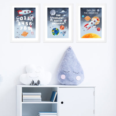 Plakaty dla chłopca z napisami po angielsku - explore the universe, cyframi i kosmosem