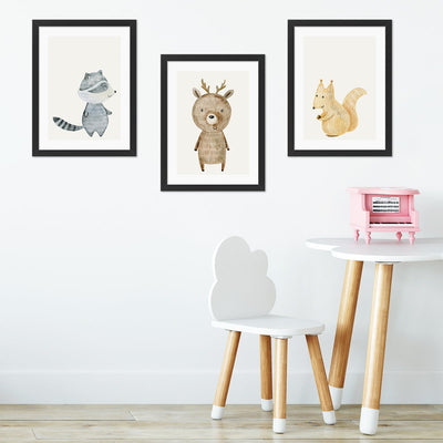Plakaty dla dzieci zwierzęta leśne - szop pracz, jelonek i wiewiórka z czarnymi ramkami w komplecie