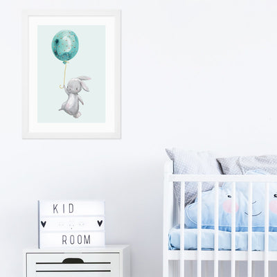 Plakaty dla dzieci grafika przedstawiająca lecącego króliczka z balonem w pokoju maluszka#kolor_mietowy