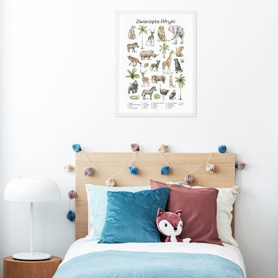 Plakat 50x70 cm z dzikimi zwierzętami i roślinnością Afryki oprawiony w biała ramkę zawieszony nad łóżkiem w pokoju dziecięcym#jezyk_polski